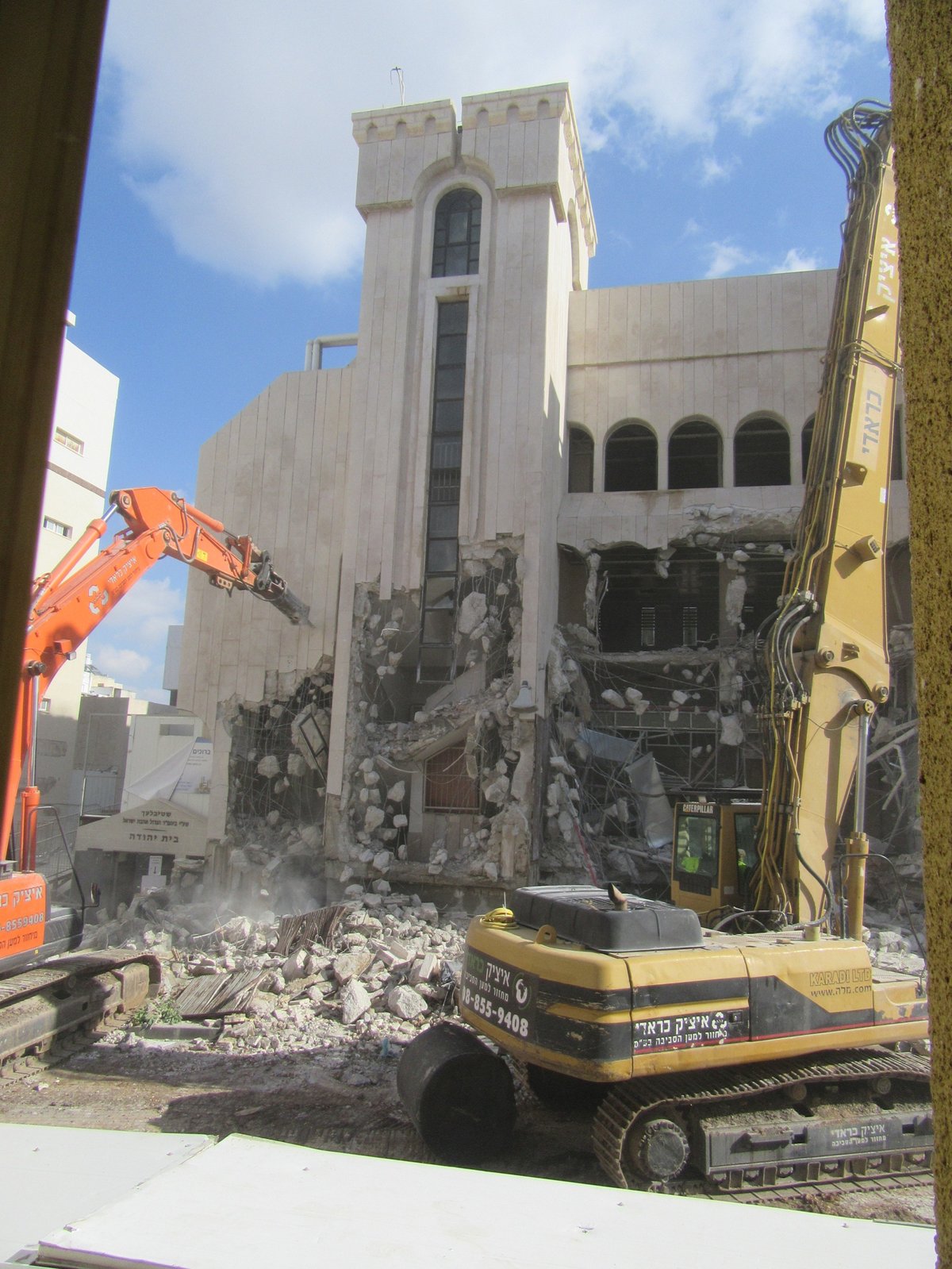 היסטוריה בחסידות ויז'ניץ: החלה הסרת בית המדרש הגדול