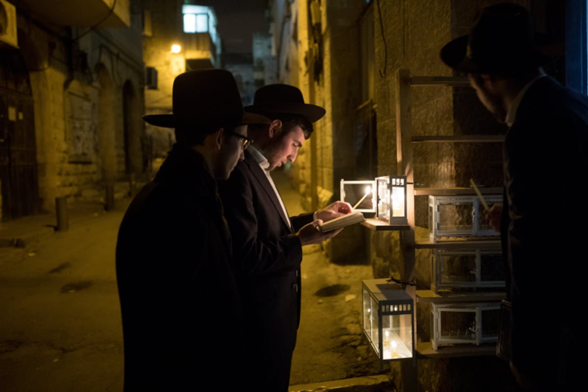 הדלקת נר ראשון במאה שערים | גלריה