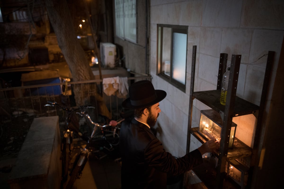 הדלקת נר ראשון במאה שערים | גלריה