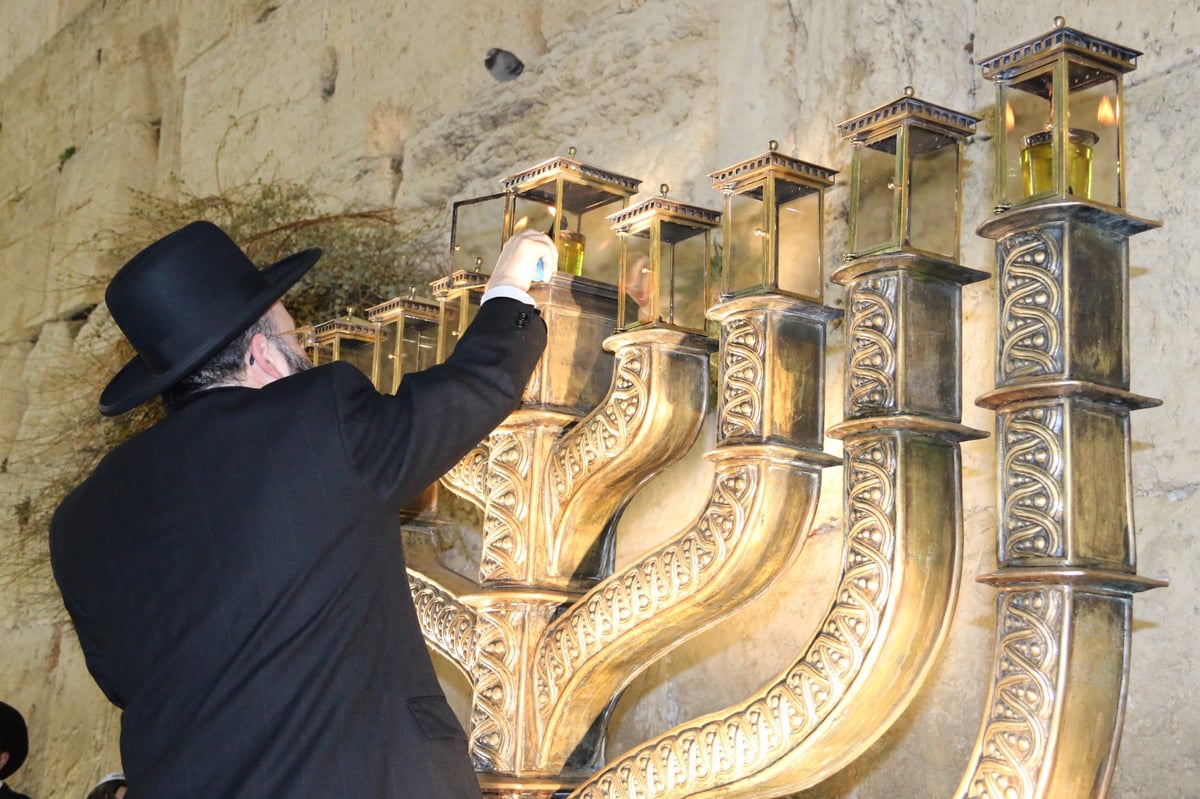 הדלקת נר חנוכה הראשון בכותל המערבי. צפו