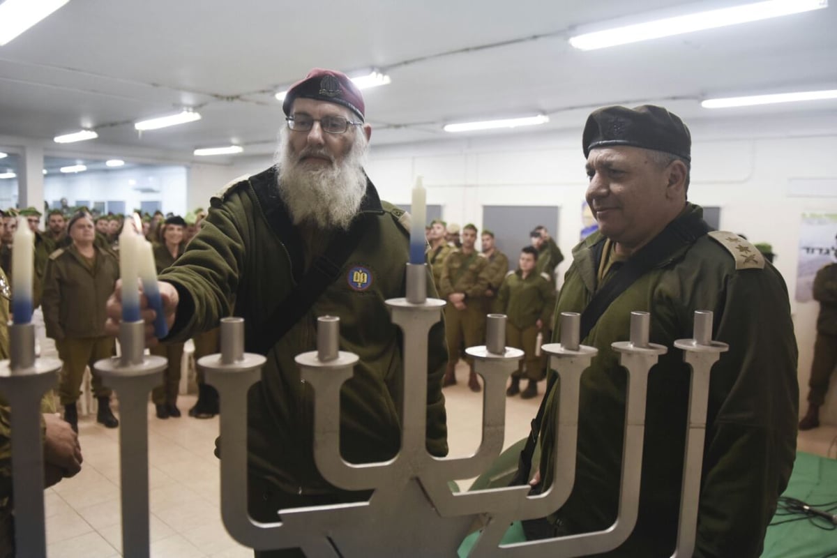 בהדלקת נרות: הרב הצבאי "חיזק" לוחמות