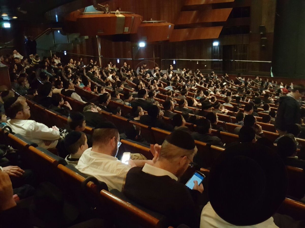 ילדי ה'חיידרים' זעקו בתפילה למען מרן הגראי"ל שטיינמן