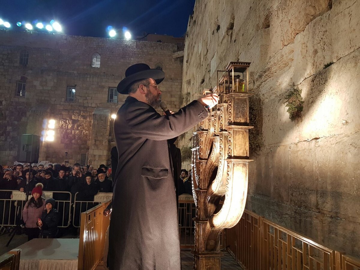 הגאון הרב דוד לאו הדליק בכותל: "זה הבית שלנו"