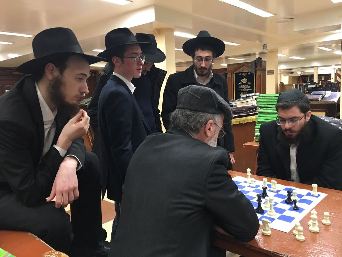 השחמט של ליל ה'ניטל' בחב"ד | תיעוד