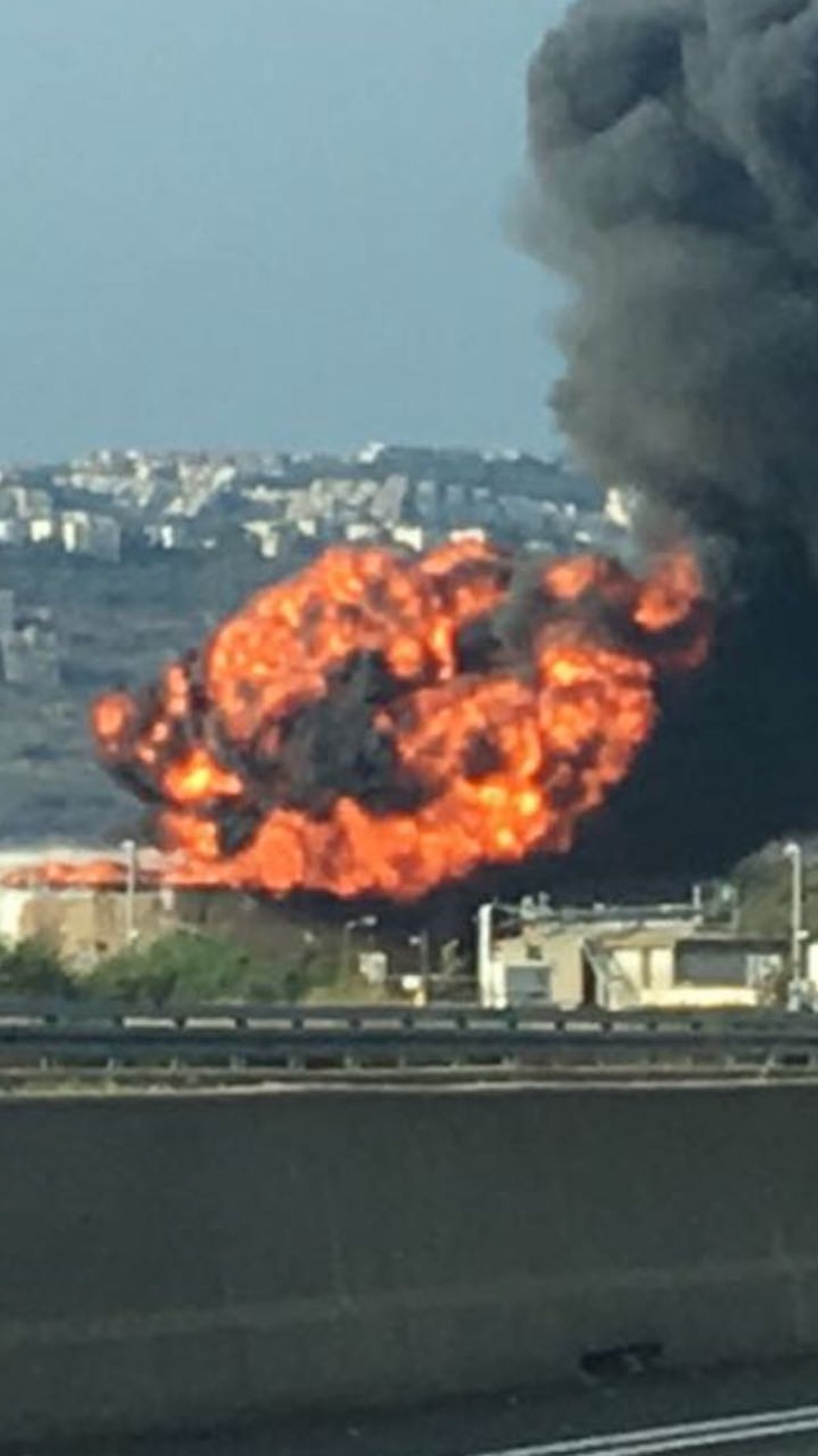 אש בחיפה: שריפת ענק במיכל אחסון דלק בבתי הזיקוק