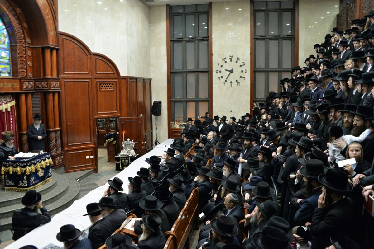 תיעוד מקיף: הדלקת נר שני של חנוכה אצל אדמו"רי בני ברק