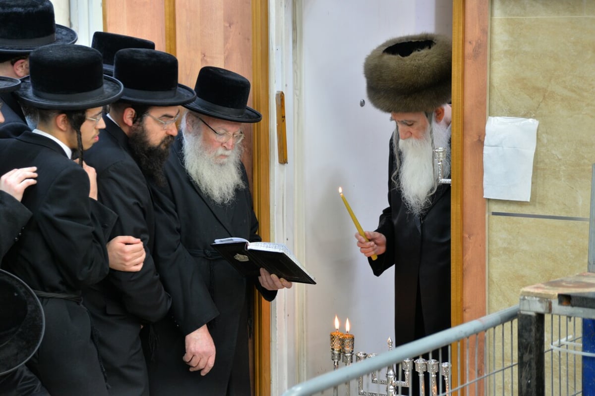 תיעוד מקיף: הדלקת נר שני של חנוכה אצל אדמו"רי בני ברק