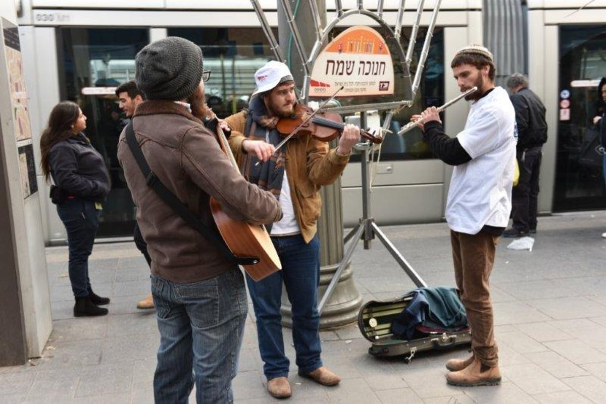 מסיבת חנוכה בתחנת הרכבת הקלה בירושלים