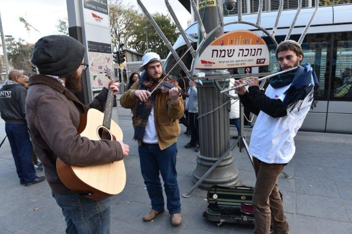 מסיבת חנוכה בתחנת הרכבת הקלה בירושלים