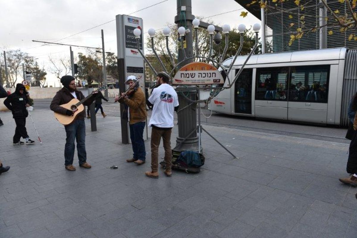 מסיבת חנוכה בתחנת הרכבת הקלה בירושלים