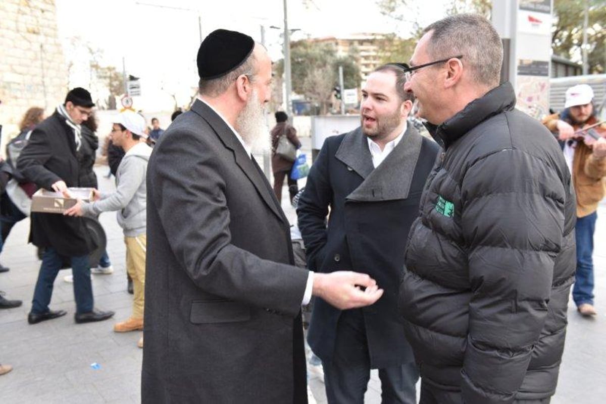 מסיבת חנוכה בתחנת הרכבת הקלה בירושלים