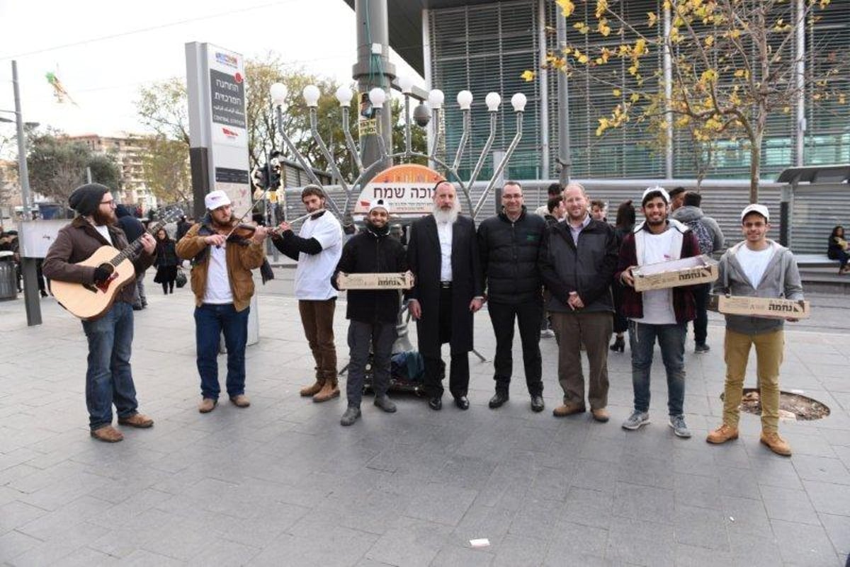 מסיבת חנוכה בתחנת הרכבת הקלה בירושלים