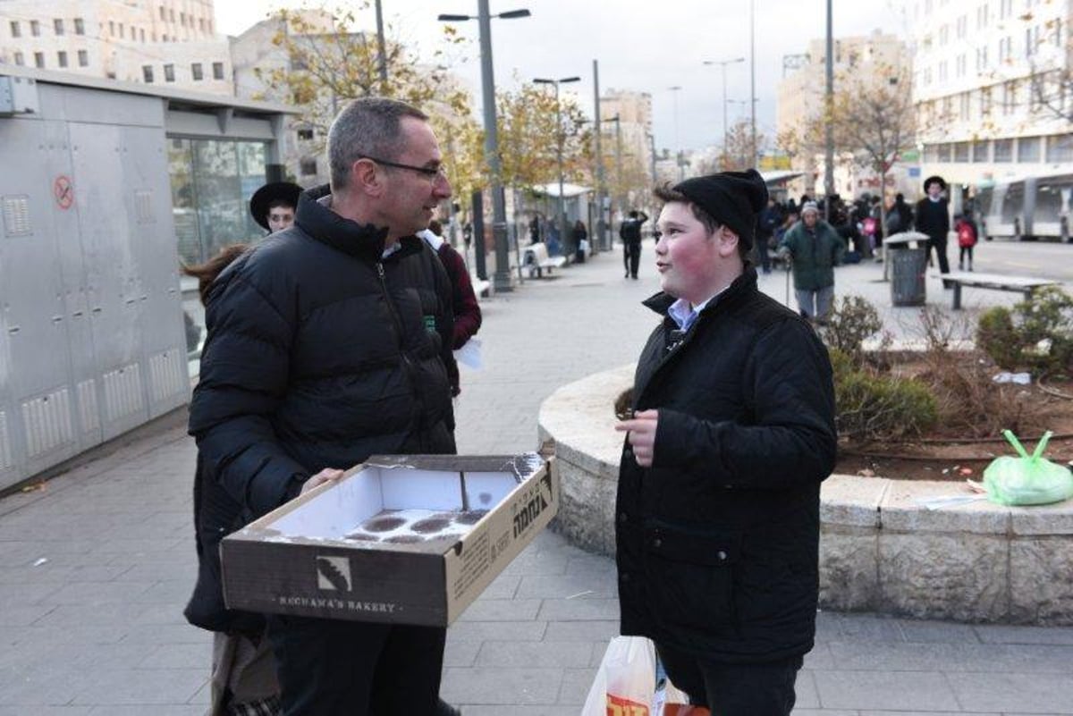 מסיבת חנוכה בתחנת הרכבת הקלה בירושלים