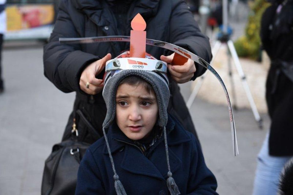 מסיבת חנוכה בתחנת הרכבת הקלה בירושלים