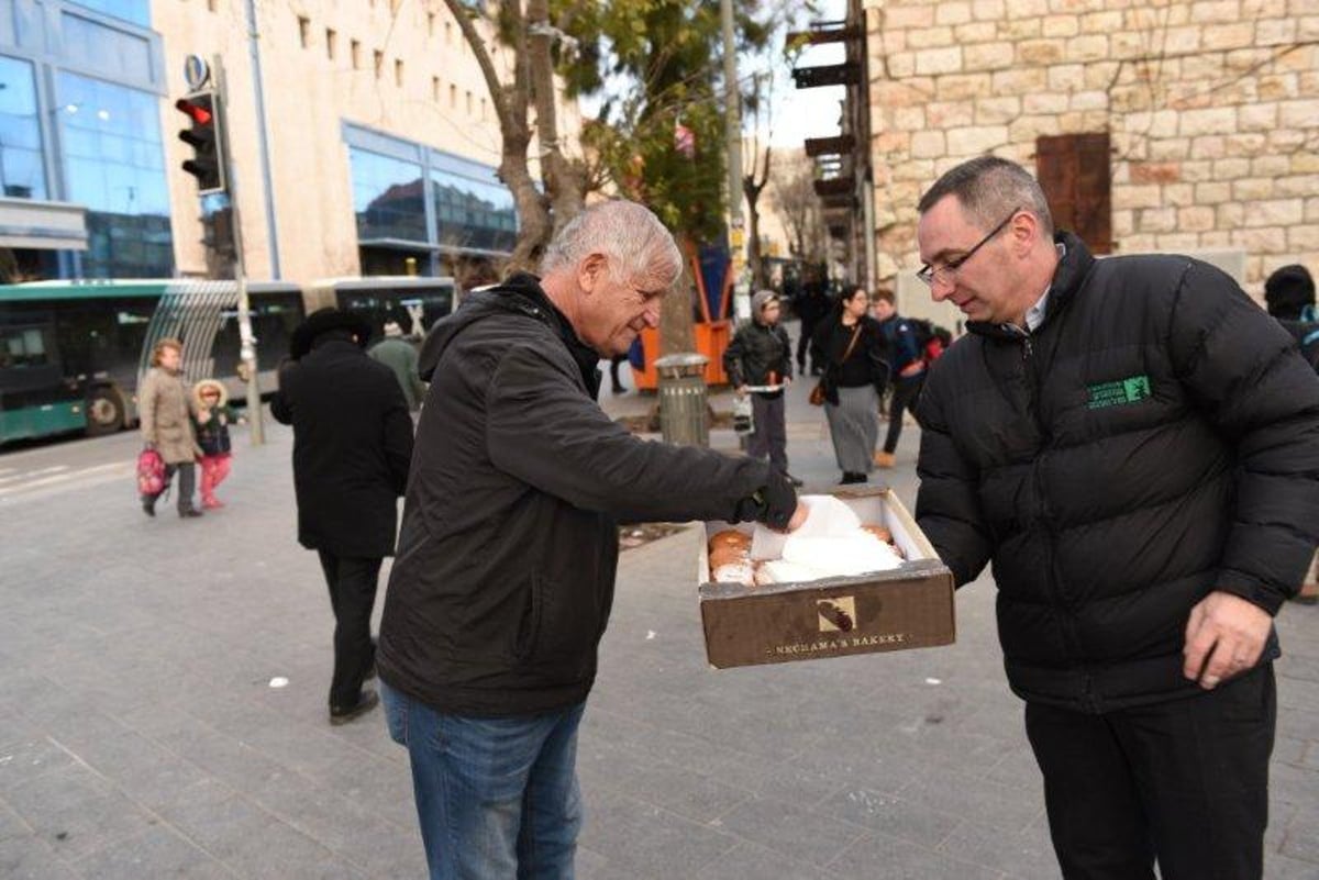 מסיבת חנוכה בתחנת הרכבת הקלה בירושלים