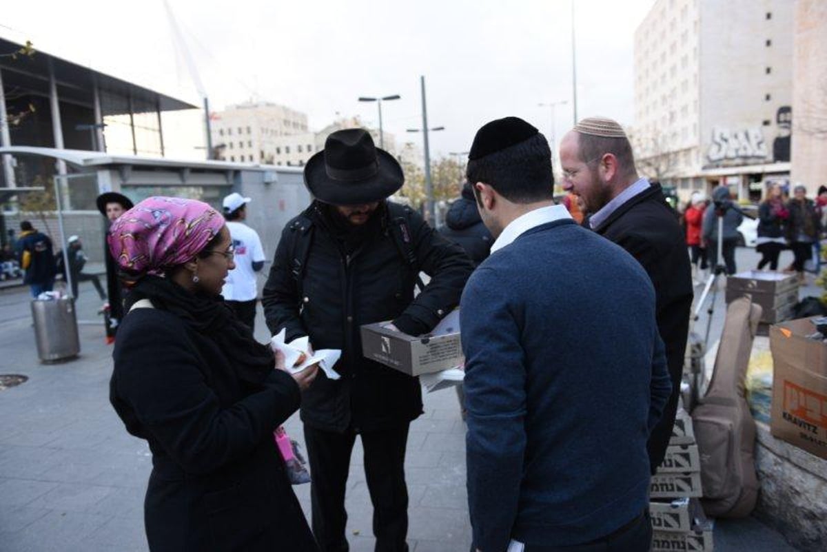 מסיבת חנוכה בתחנת הרכבת הקלה בירושלים