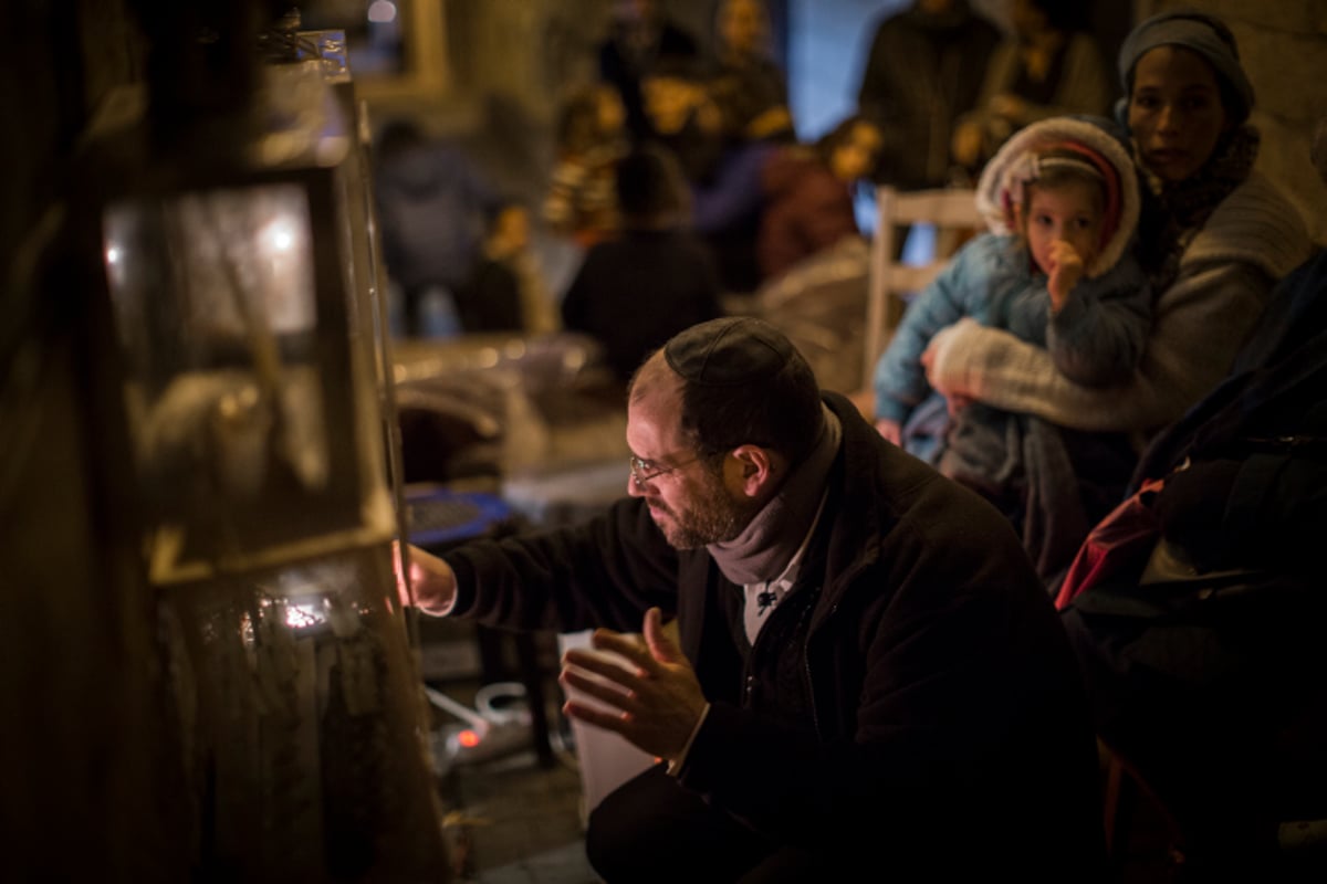 הדלקת הנרות של משפחת אהרן רזאל