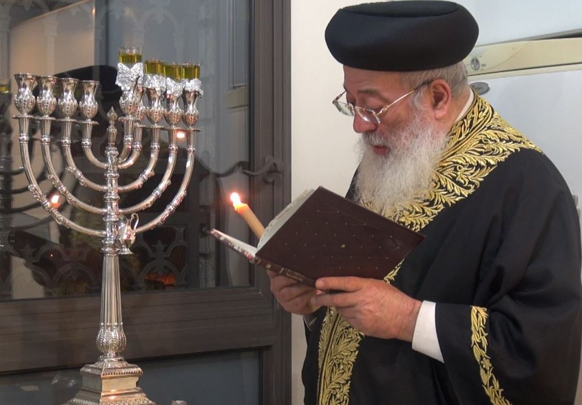 הגר"ש עמאר בהדלקת נרות חנוכה עם כוונות הרש"ש. צפו