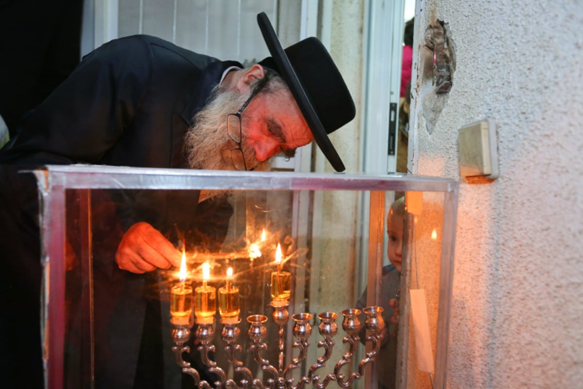 בשירה ודמעות: המקובל רבי גמליאל רבינוביץ הדליק נרות חנוכה וסובב סביבונים