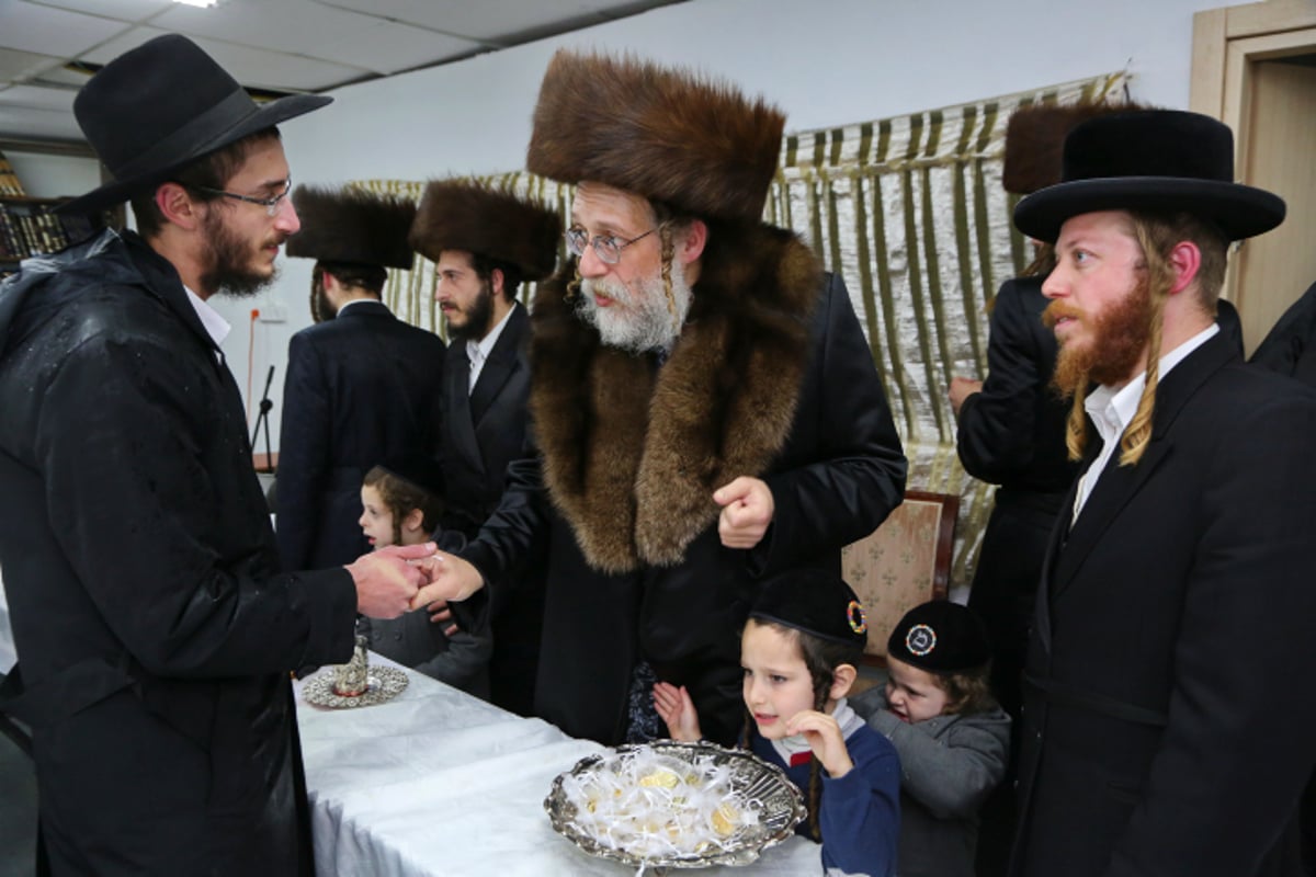 תיעוד: הרבי משאץ דרהביטש בהדלקת נר חנוכה