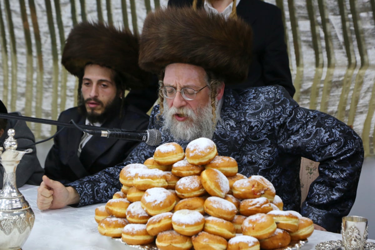 תיעוד: הרבי משאץ דרהביטש בהדלקת נר חנוכה