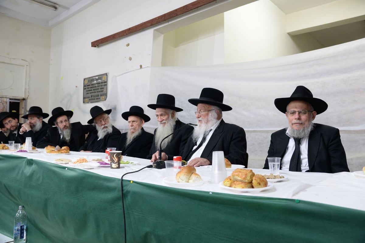 מסיבת חנוכה בישיבת פוניבז' | גלריה