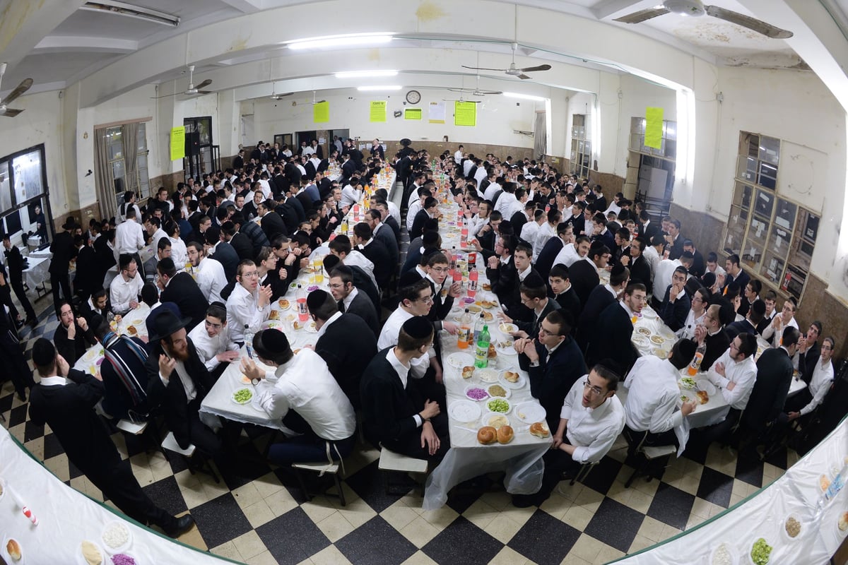 מסיבת חנוכה בישיבת פוניבז' | גלריה