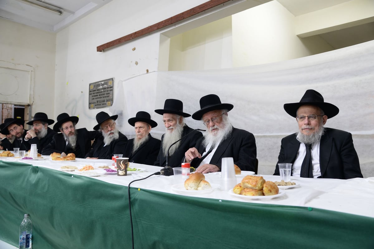 מסיבת חנוכה בישיבת פוניבז' | גלריה