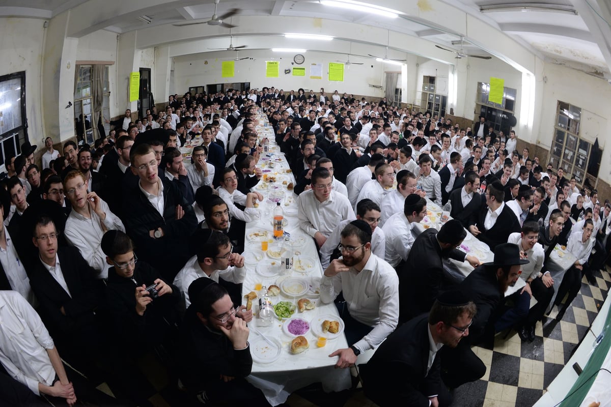 מסיבת חנוכה בישיבת פוניבז' | גלריה