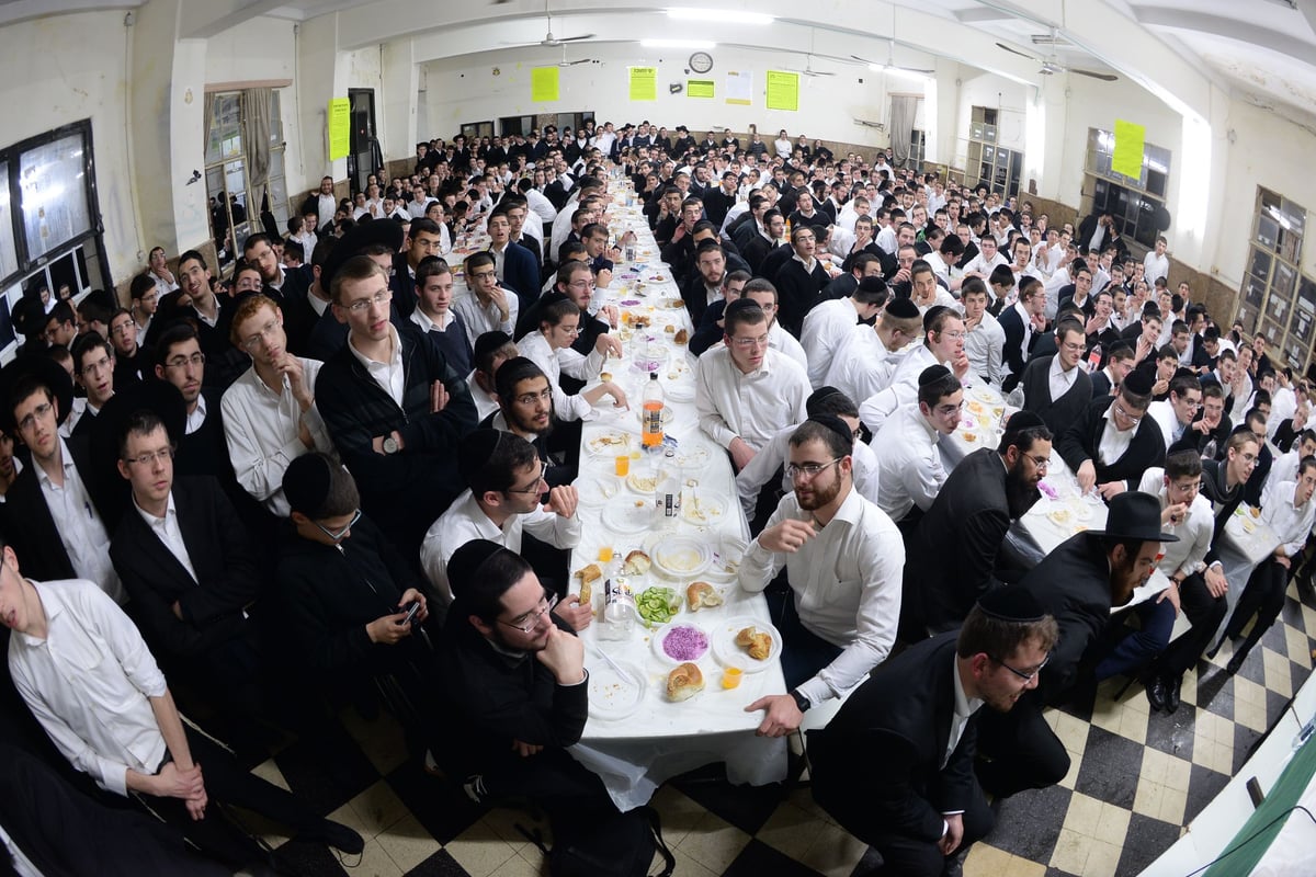 מסיבת חנוכה בישיבת פוניבז' | גלריה