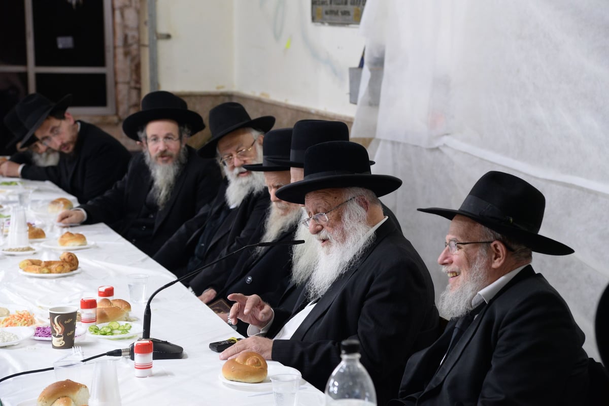 מסיבת חנוכה בישיבת פוניבז' | גלריה