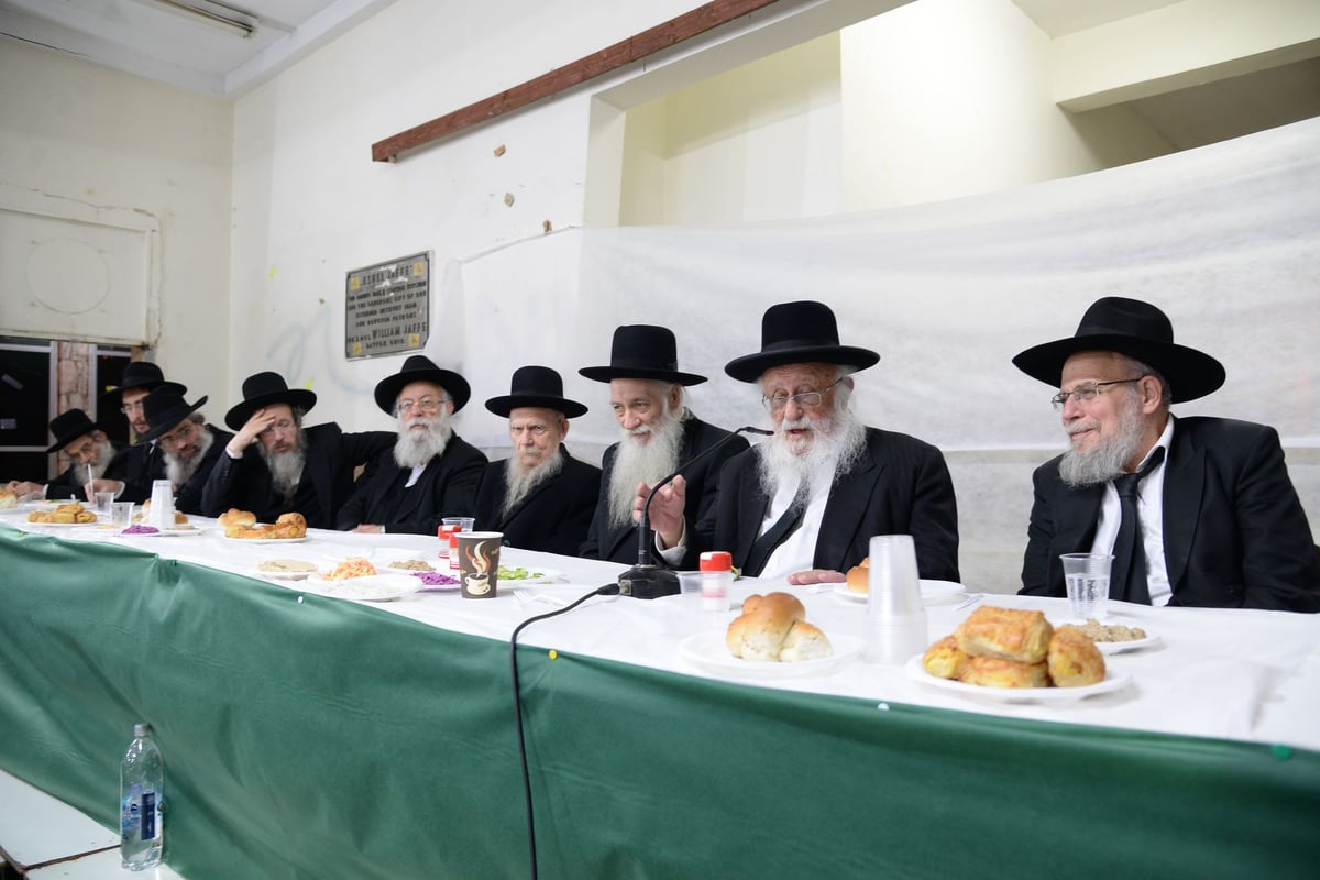 מסיבת חנוכה בישיבת פוניבז' | גלריה