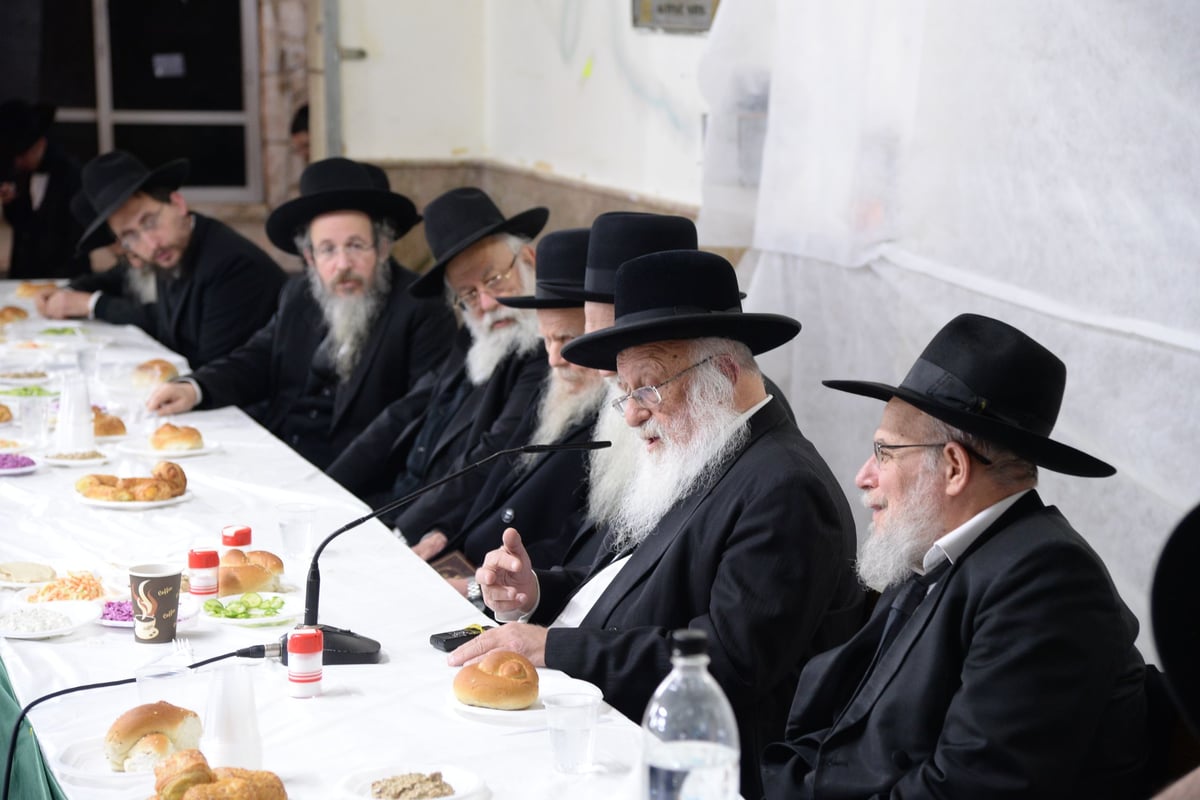 מסיבת חנוכה בישיבת פוניבז' | גלריה