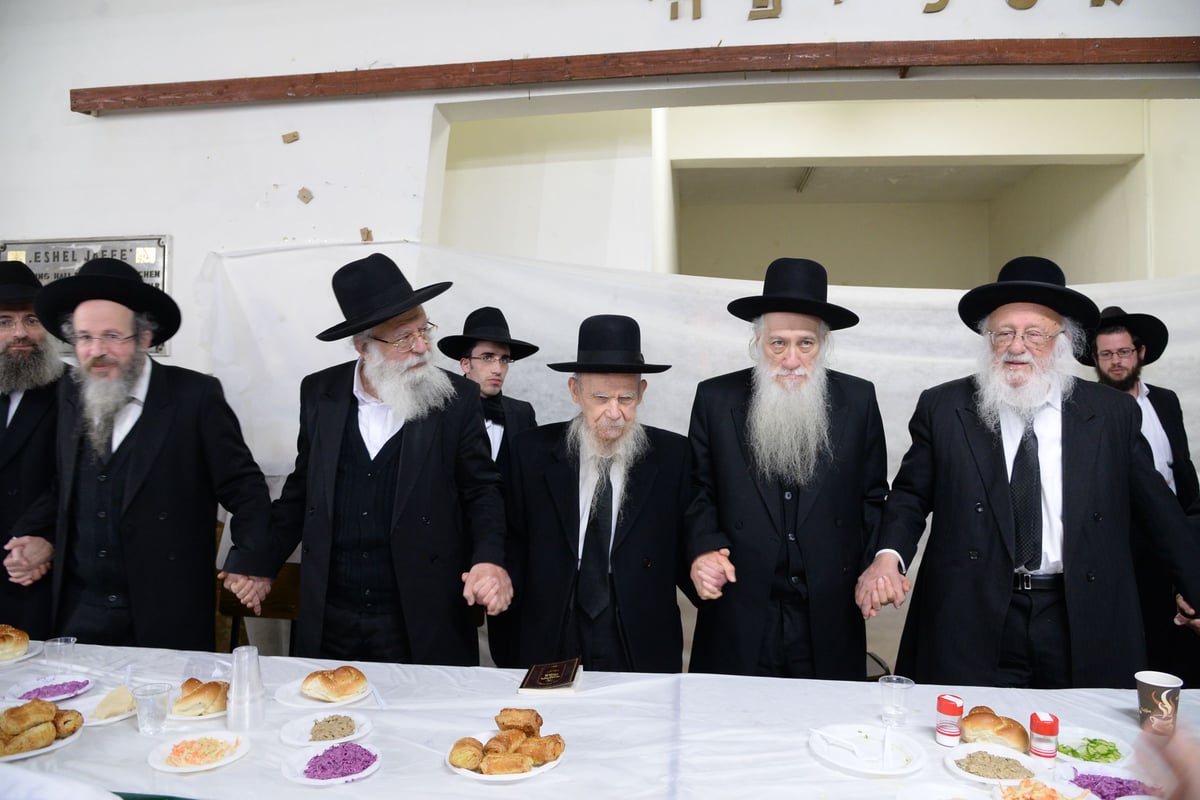 מסיבת חנוכה בישיבת פוניבז' | גלריה