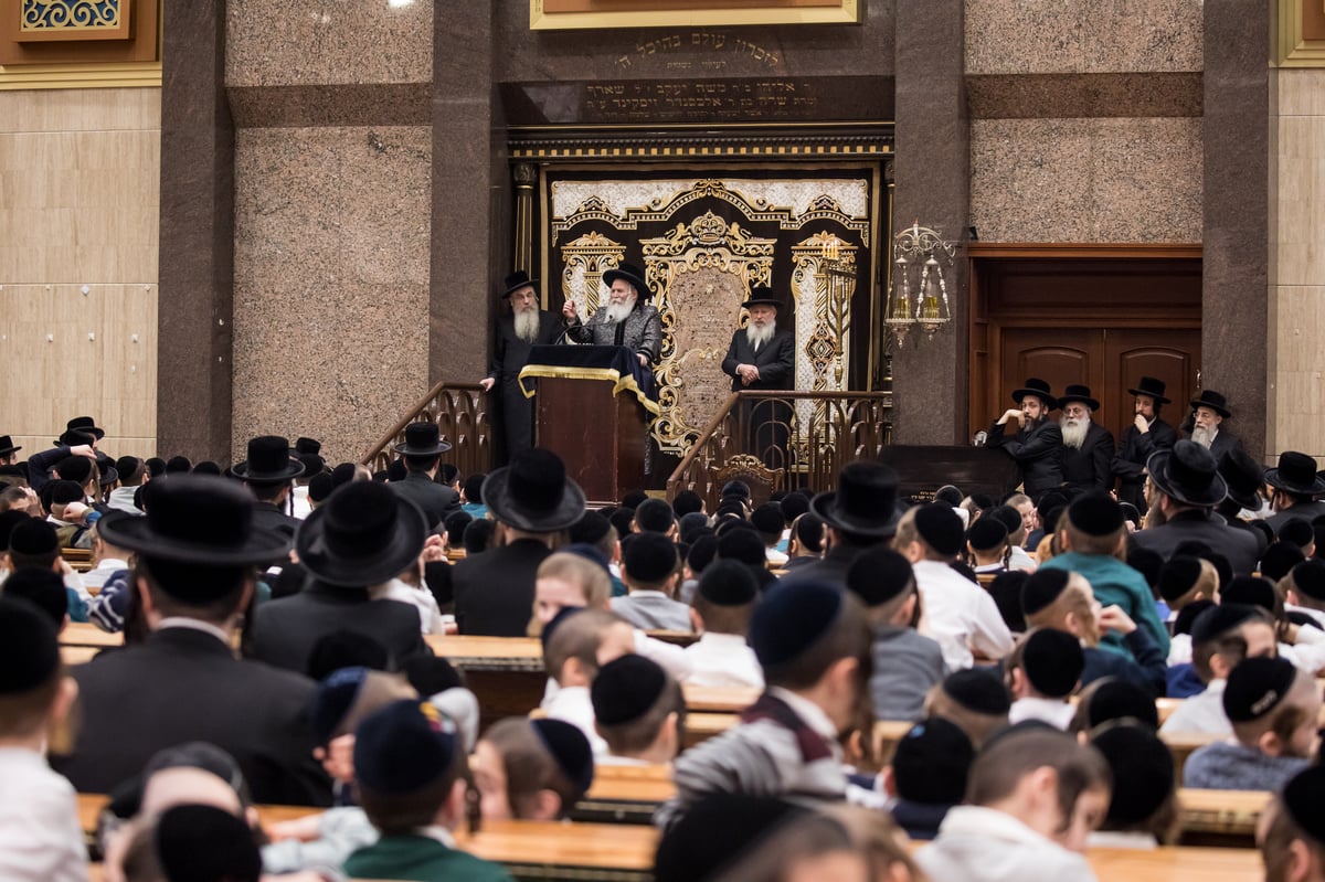 האדמו"ר מבאבוב חילק דמי חנוכה | תיעוד