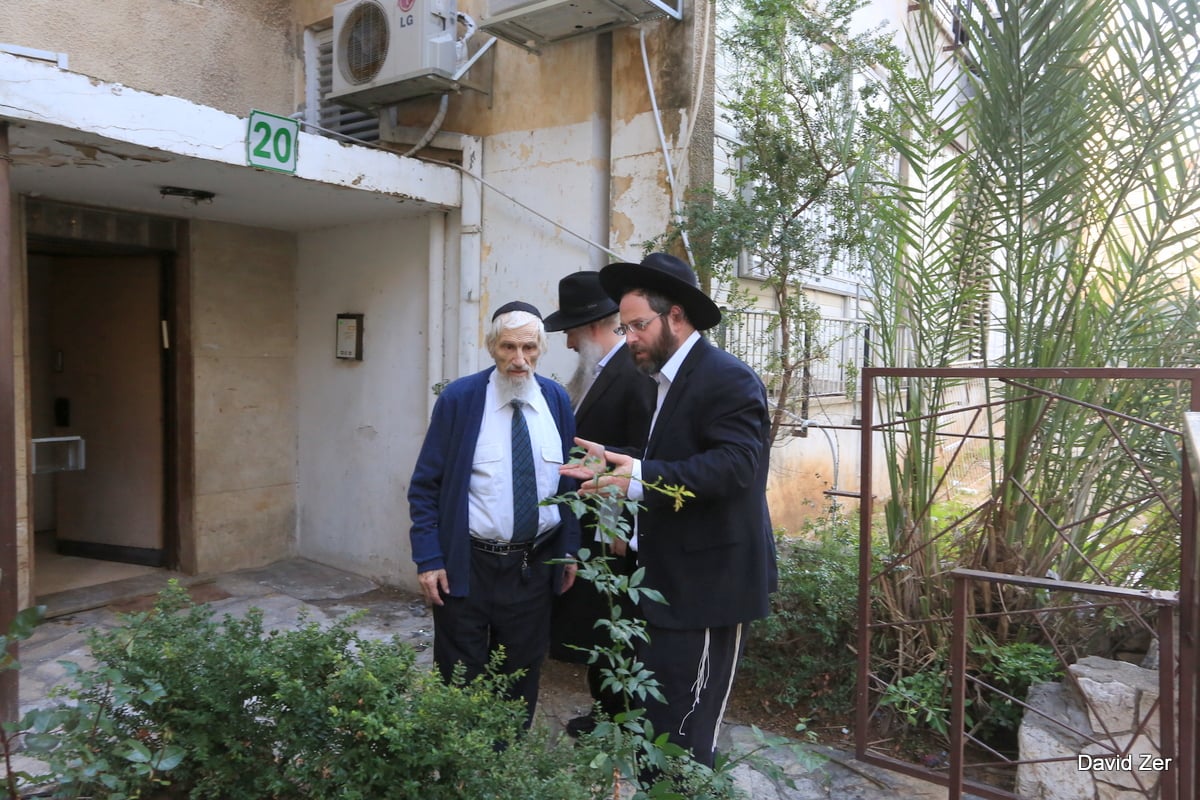 המקובל ביקש ממרן: ברך אותי ברפואה שלמה. תיעוד