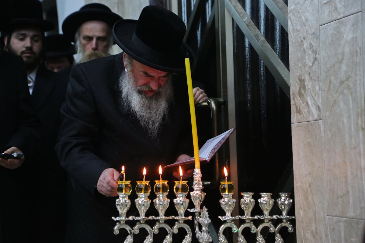 האדמו"ר מלעלוב בהדלקת נרות חנוכה. צפו