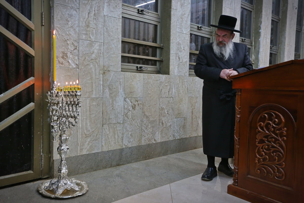 האדמו"ר מלעלוב בהדלקת נרות חנוכה. צפו