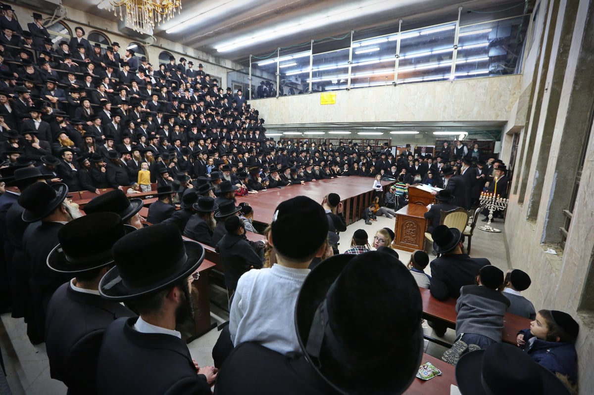 האדמו"ר מלעלוב בהדלקת נרות חנוכה. צפו