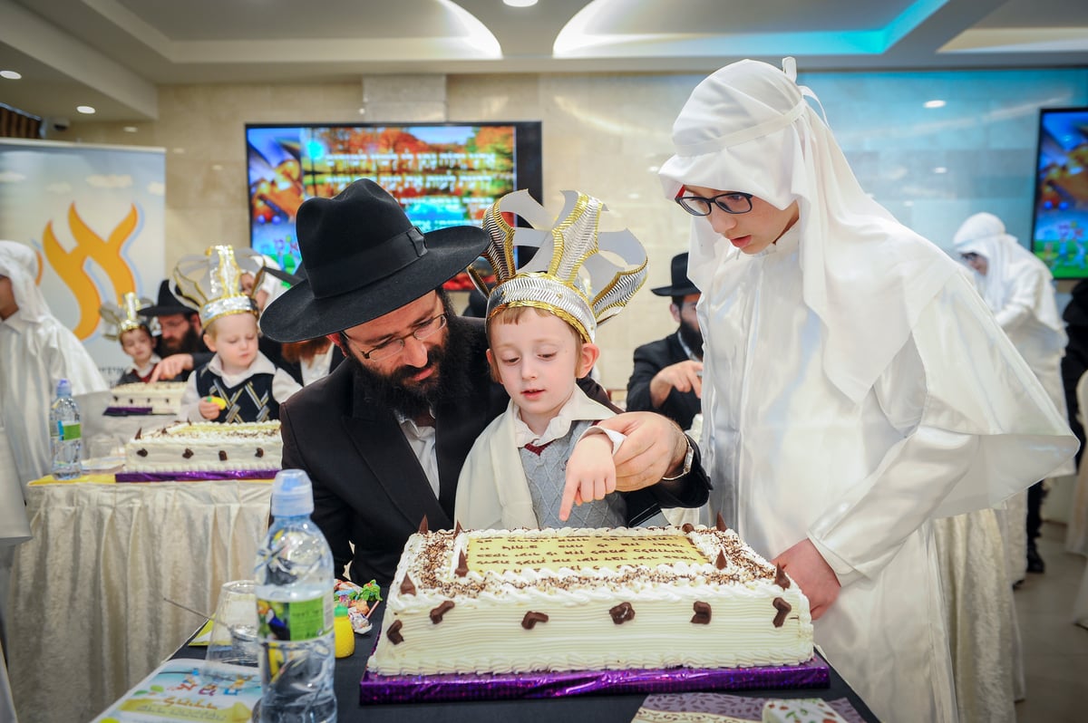 טקס מרגש בכניסת ילדים לחיידר חב"ד בביתר עילית. צפו