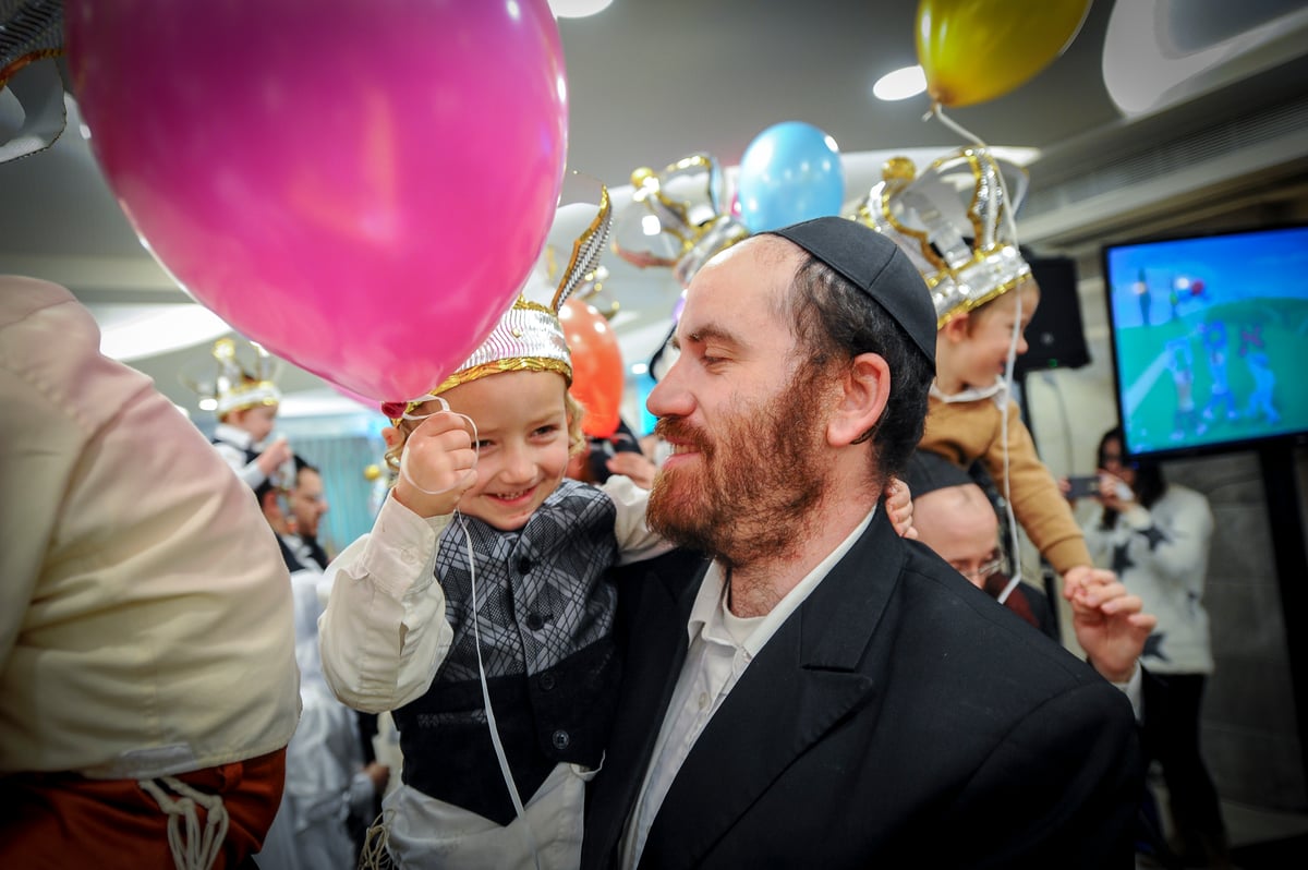 טקס מרגש בכניסת ילדים לחיידר חב"ד בביתר עילית. צפו