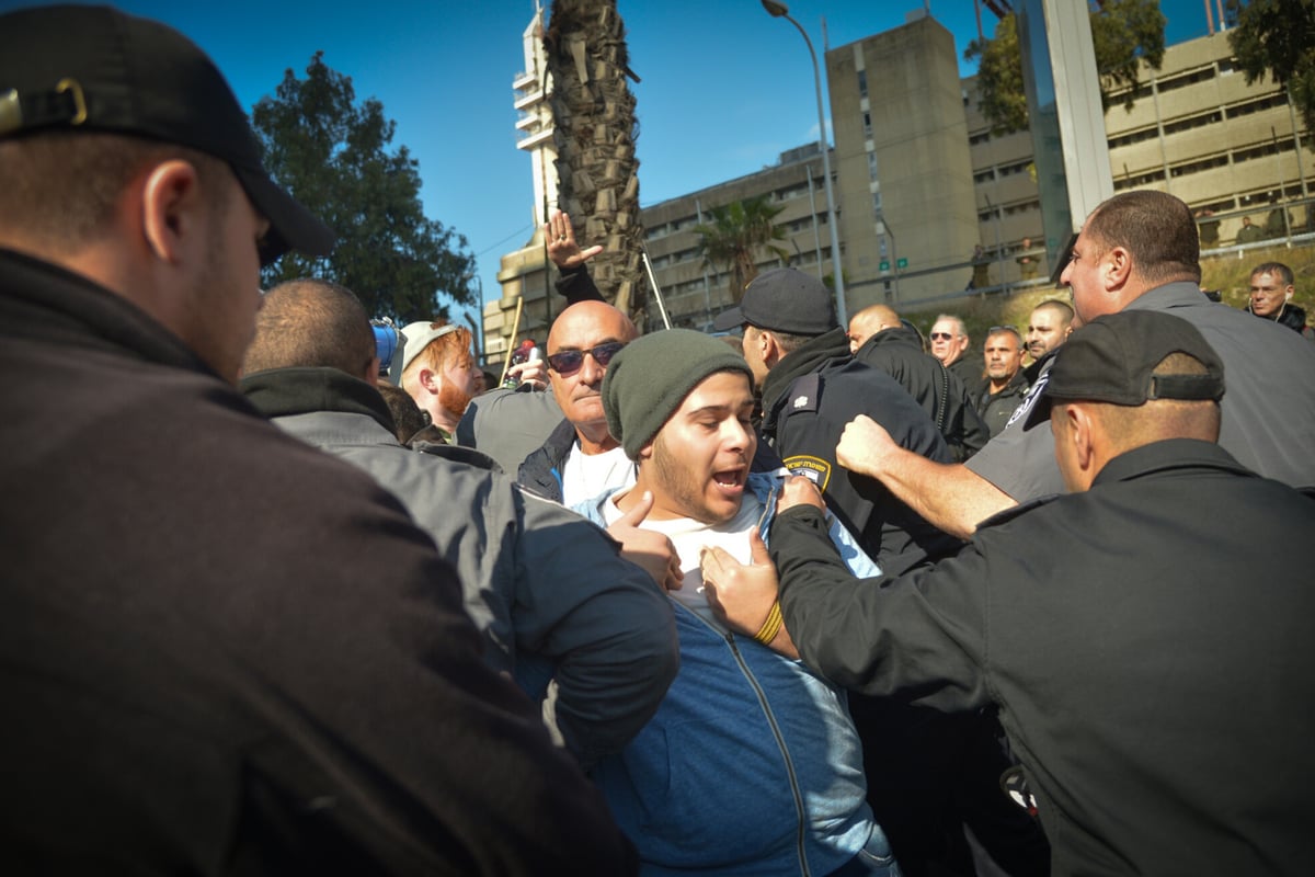 מפגינים קראו: "גדי תזהר, רבין מחפש חבר"