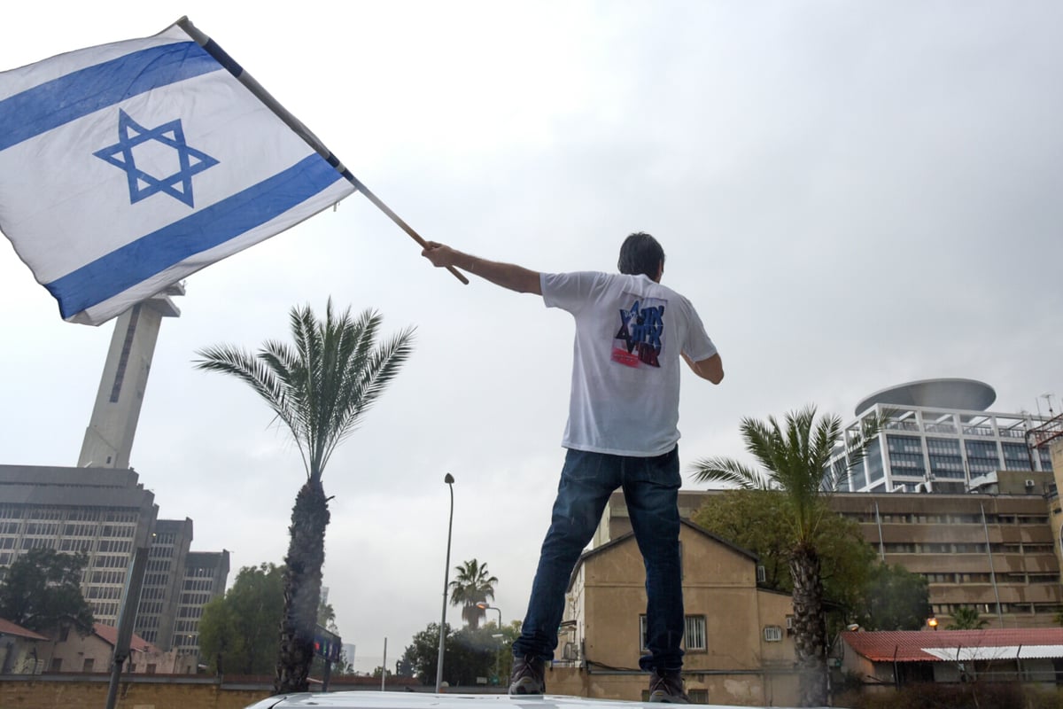 מפגינים קראו: "גדי תזהר, רבין מחפש חבר"