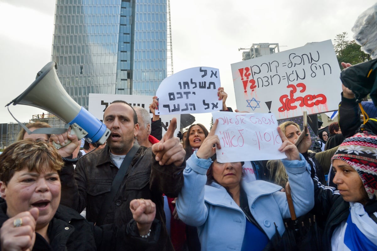 מפגינים קראו: "גדי תזהר, רבין מחפש חבר"