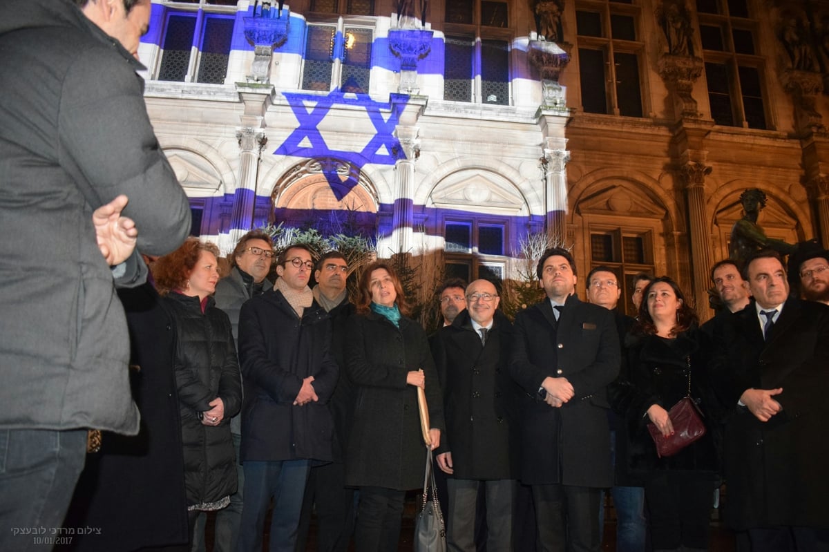 מזדהים: דגל ישראל על בניין עיריית פריז | צפו