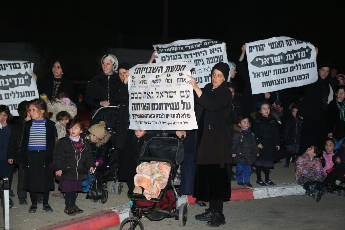 נשות הקנאים באו לכלא לתמוך בבנות מסורתיות עריקות