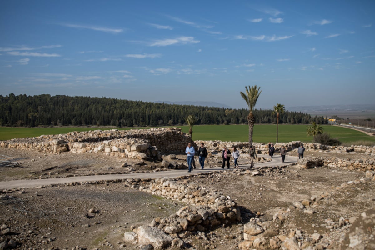 בעדשת המצלמה: טיול בתל מגידו. צפו