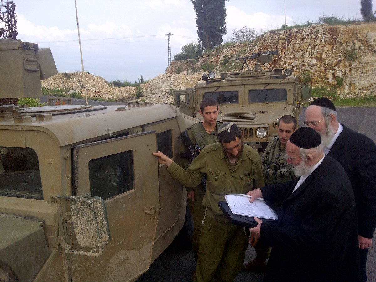 הרב מנשה אייכלר בפעילות למען המקומות הקדושים