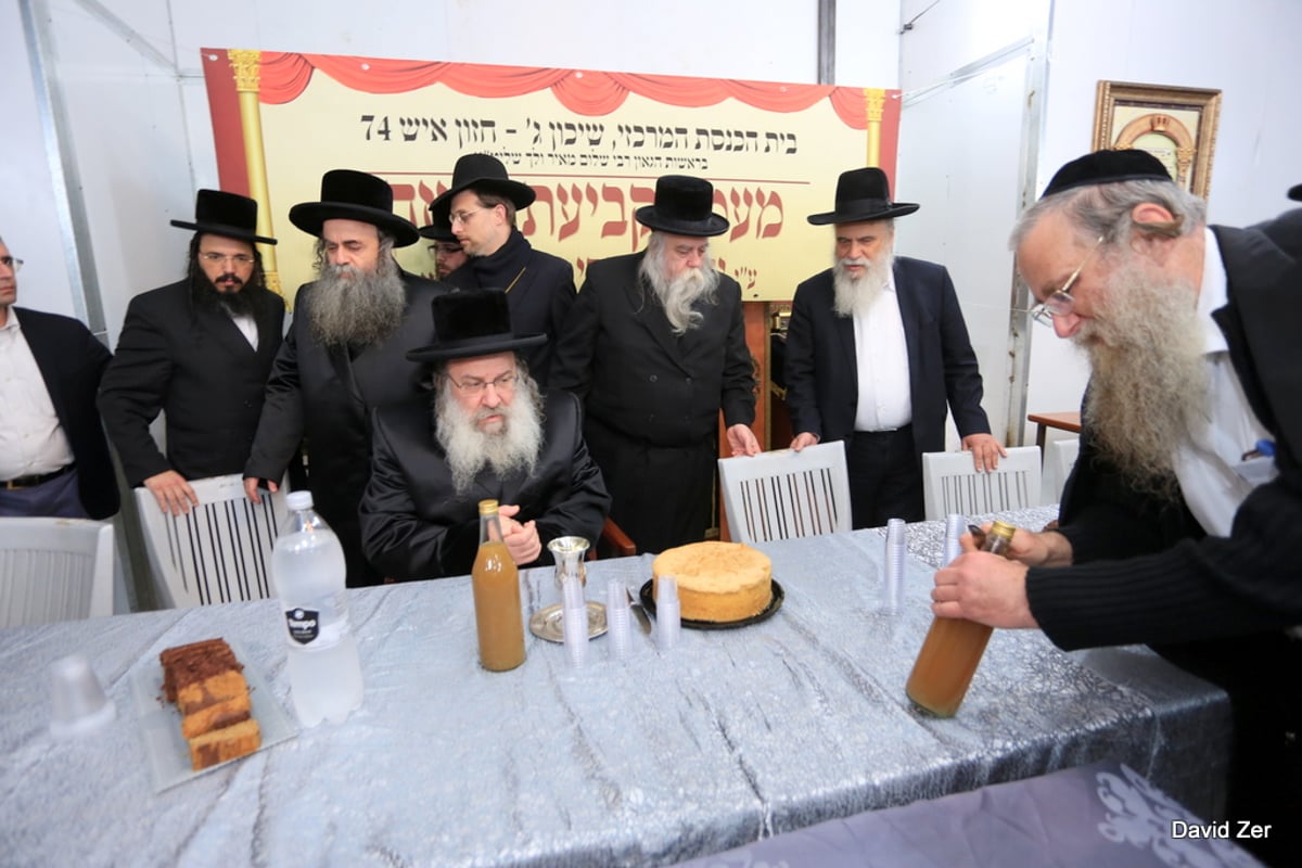 מעמד קביעת המזוזה בבית הכנסת המרכזי שיכון ג'. צפו