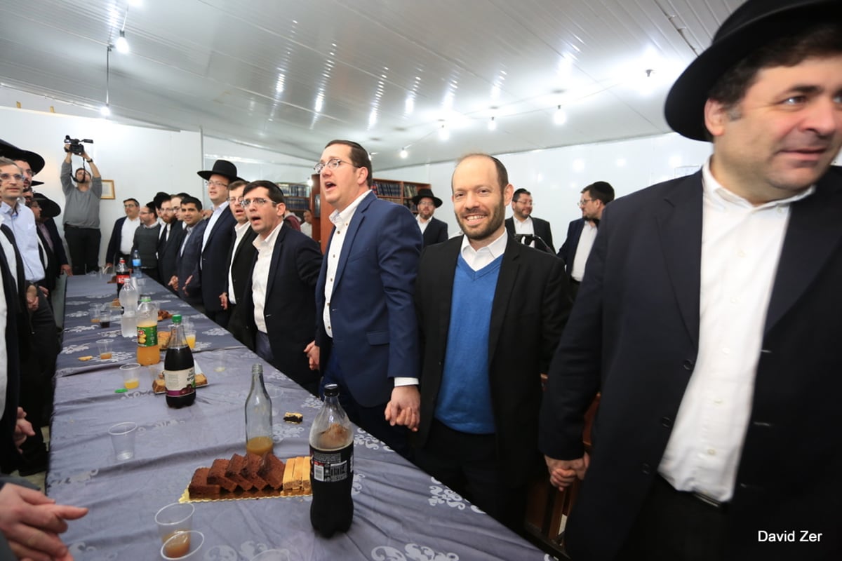 מעמד קביעת המזוזה בבית הכנסת המרכזי שיכון ג'. צפו